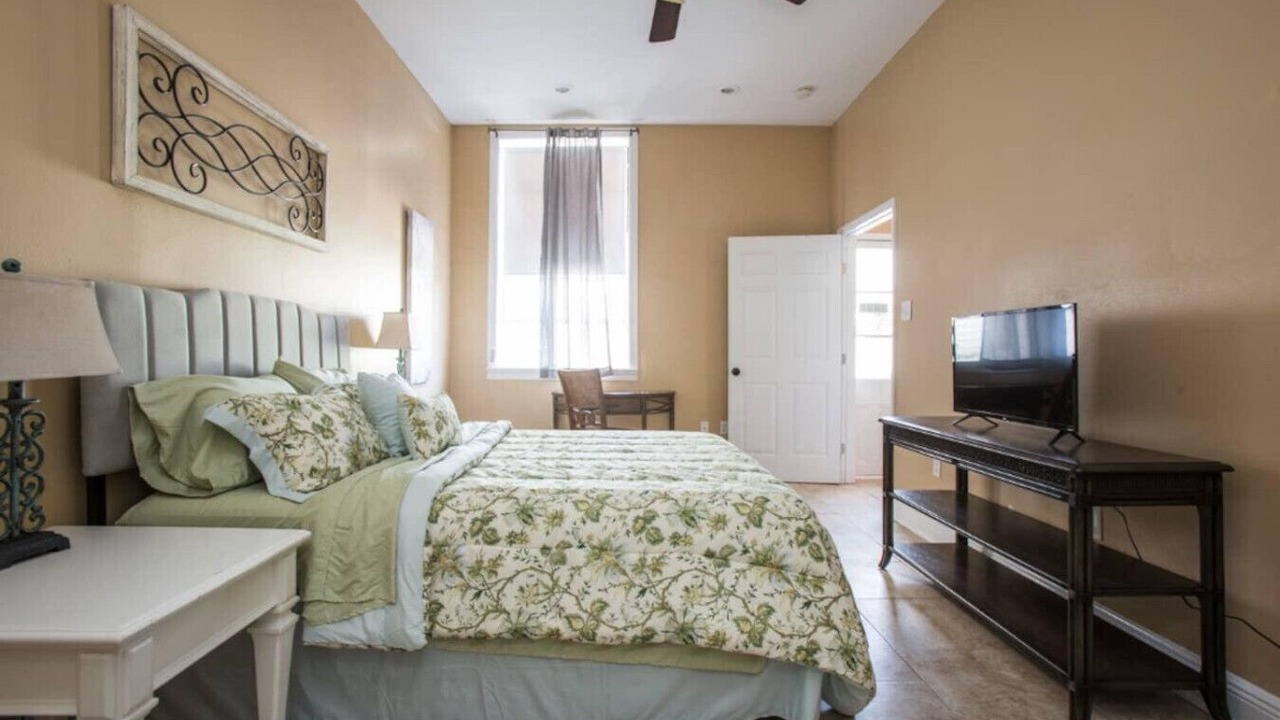 Photo of Bedroom in Algiers Point