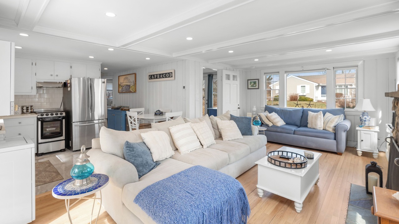 Photo of Livingroom in Popponesset