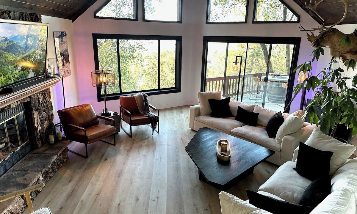 Photo of Livingroom in Lake Arrowhead