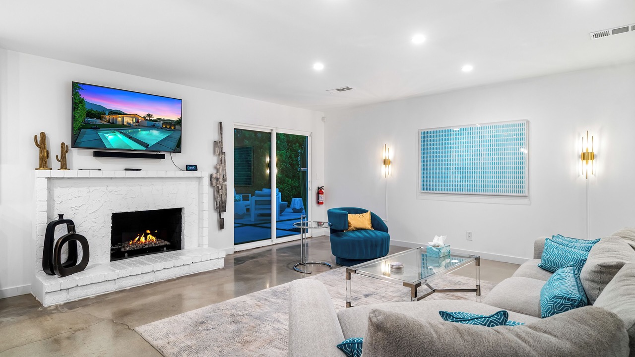 Photo of Livingroom in Racquet Club West