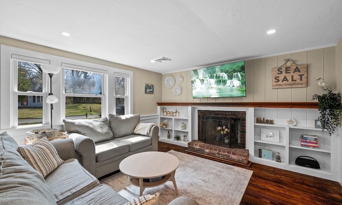 Photo of Livingroom in West Yarmouth