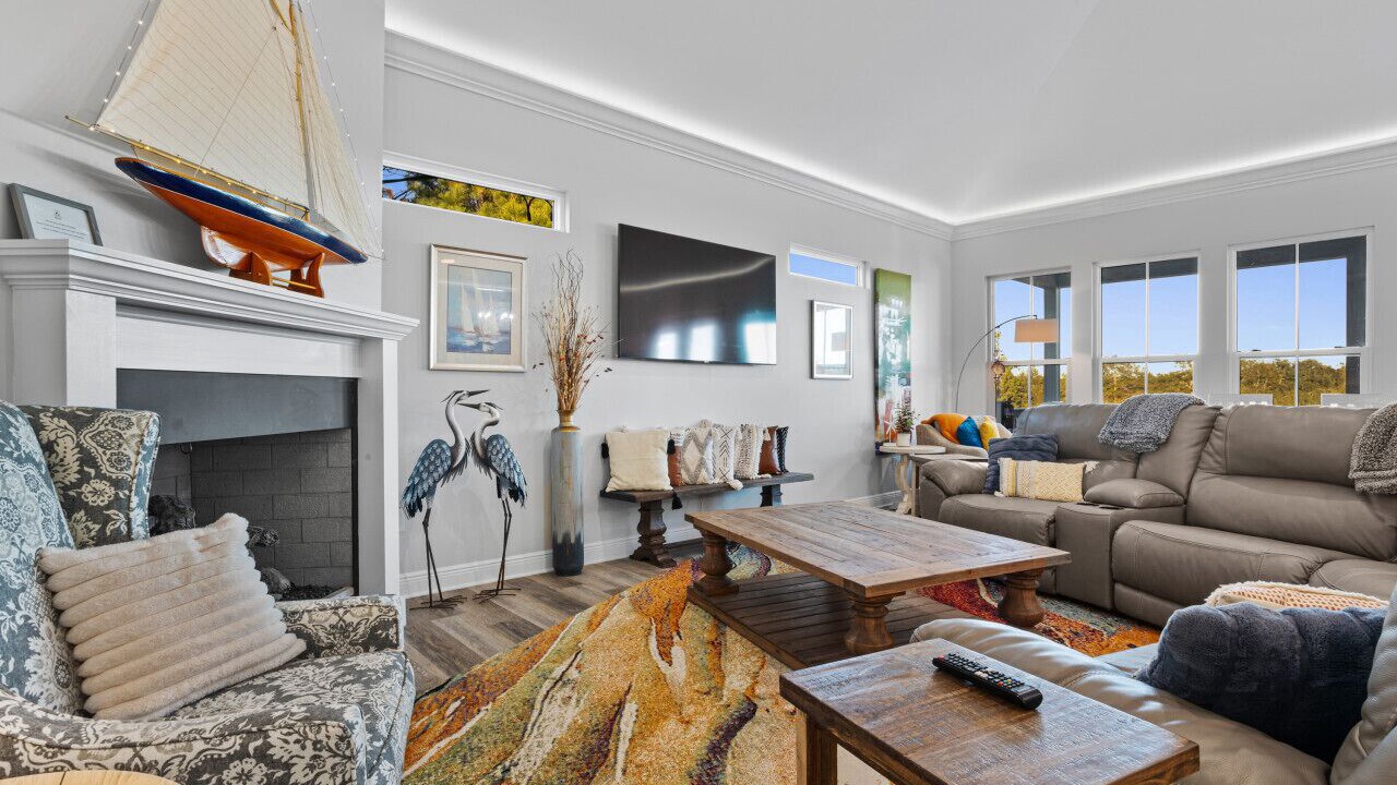 Photo of Livingroom in Henderson Point
