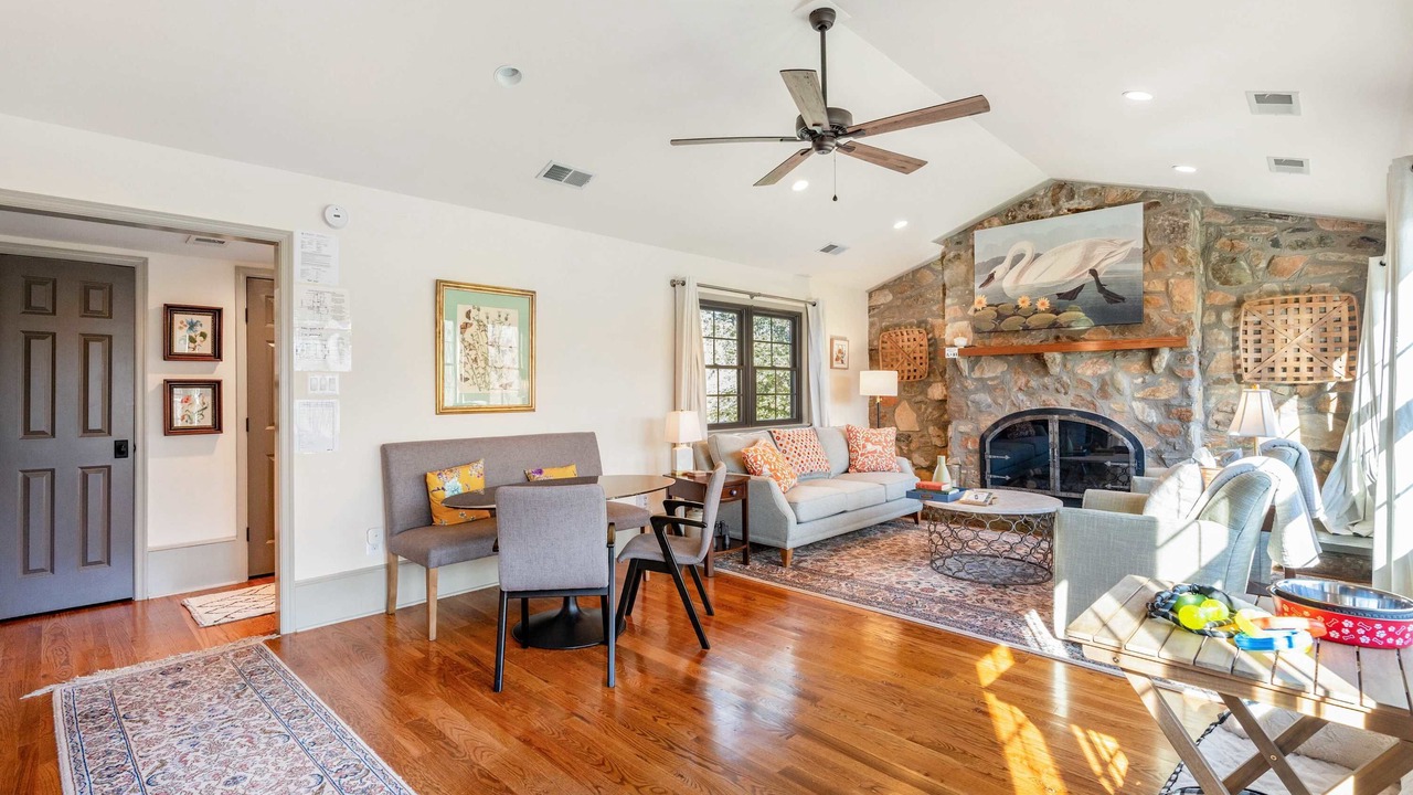Photo of Livingroom in Aldie