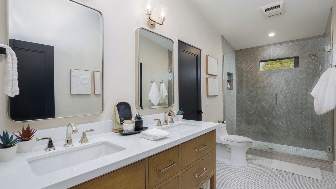 Photo of Bathroom in Sweetwater Street East
