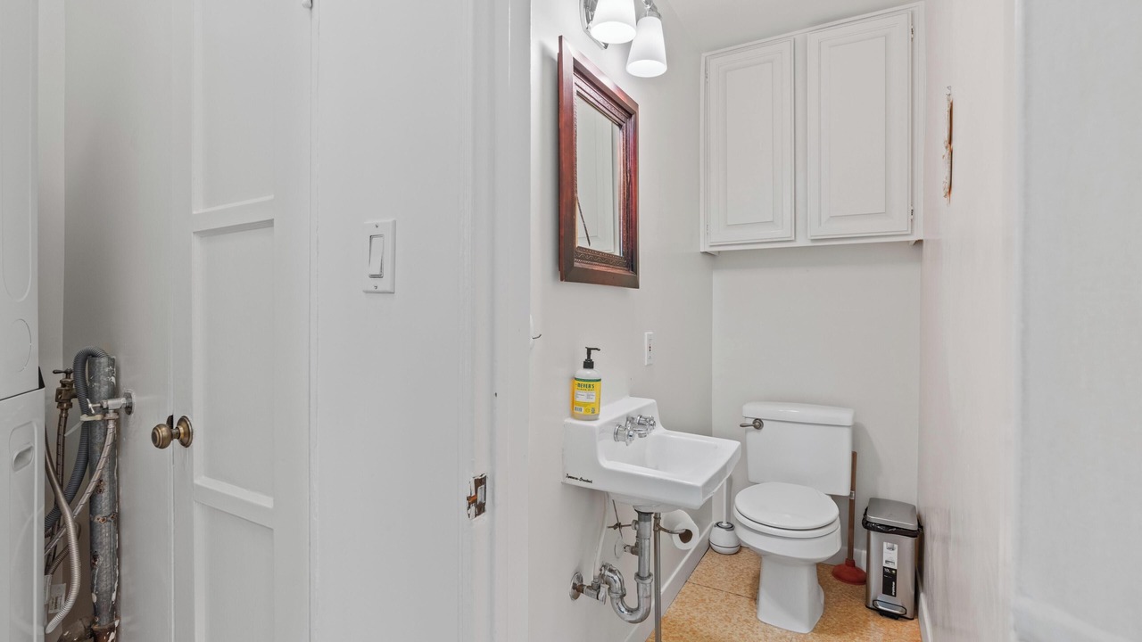 Photo of Bathroom in Beachwood Canyon