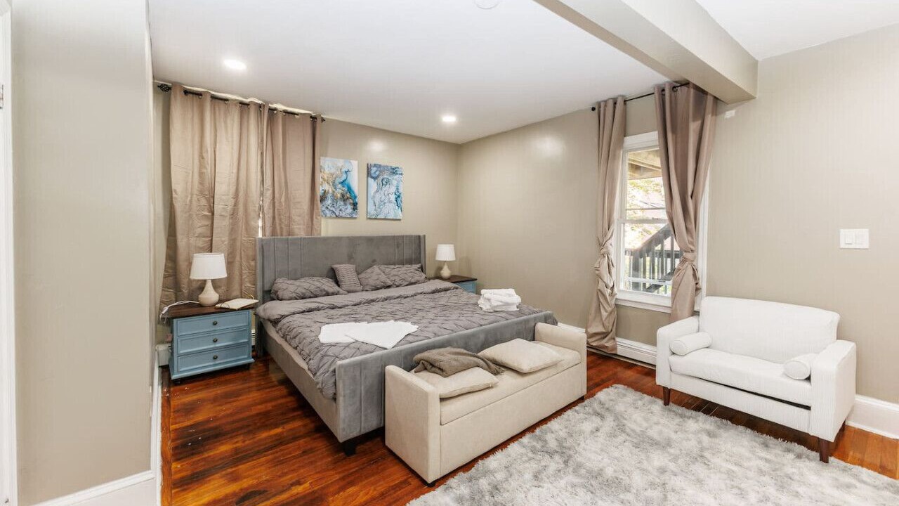 Photo of Bedroom in Roxbury