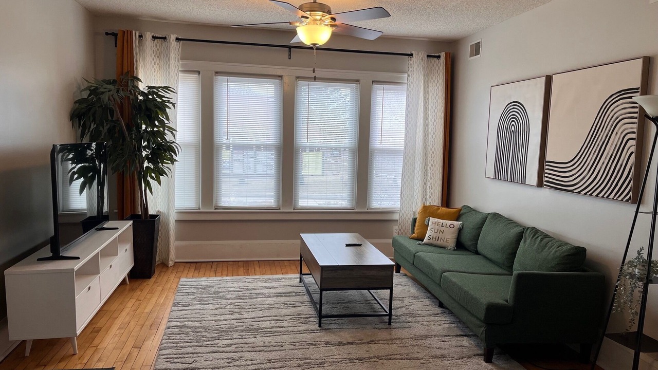 Photo of Livingroom in Summit - University