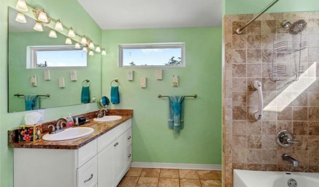 Photo of Bathroom in Henderson Point