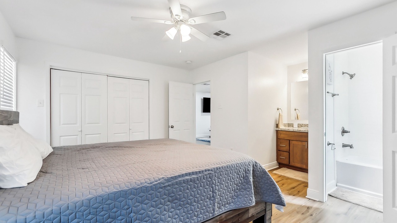 Photo of Bedroom in Little Woods