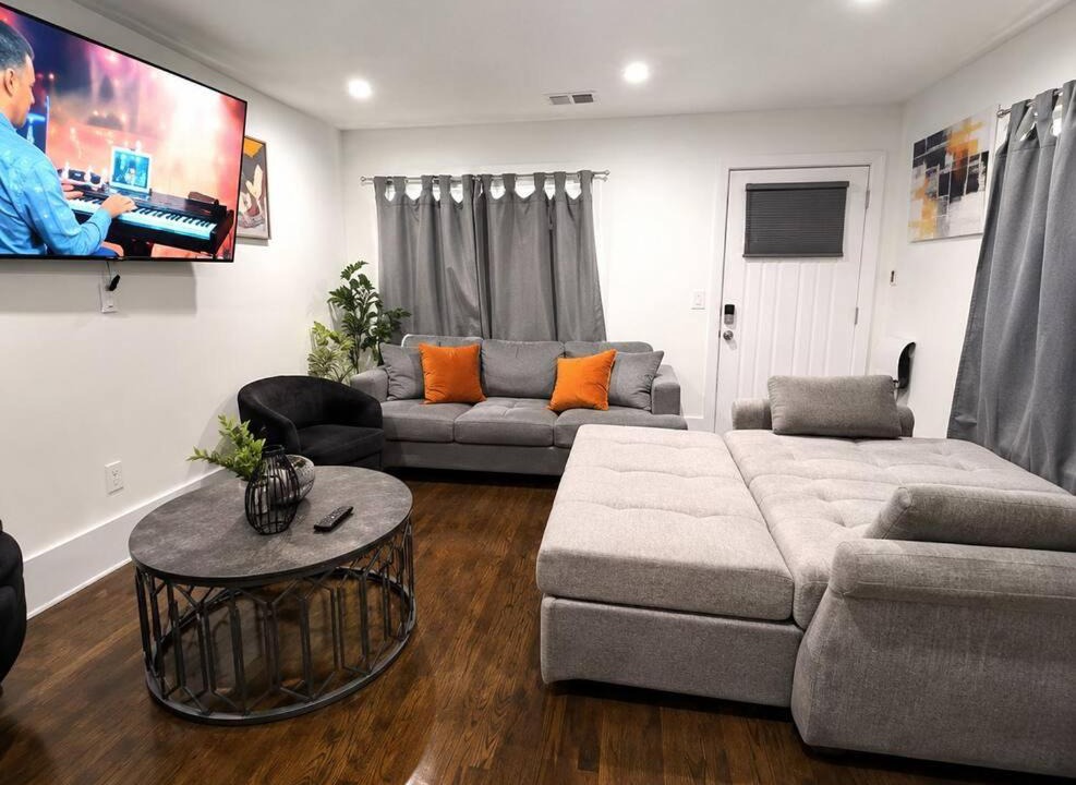 Photo of Livingroom in Roxbury