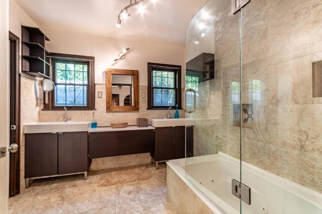 Photo of Bathroom in Los Angeles