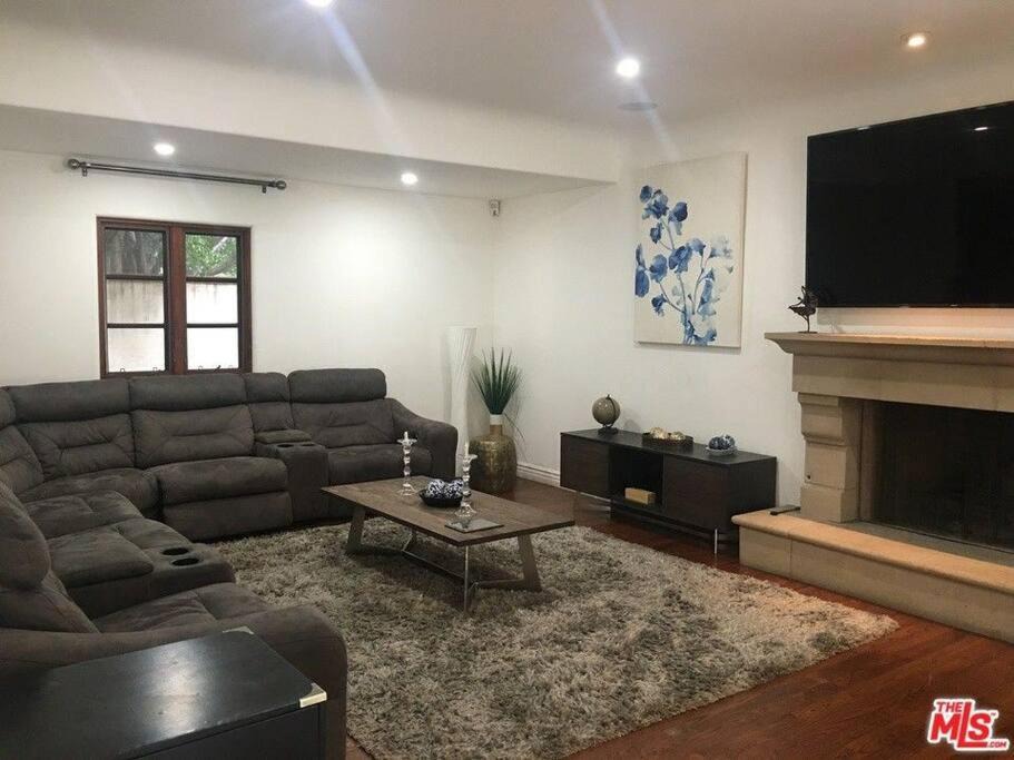 Photo of Livingroom in Hollywood Heights