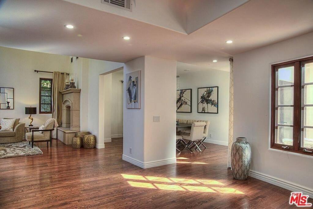 Photo of Livingroom in Hollywood Heights