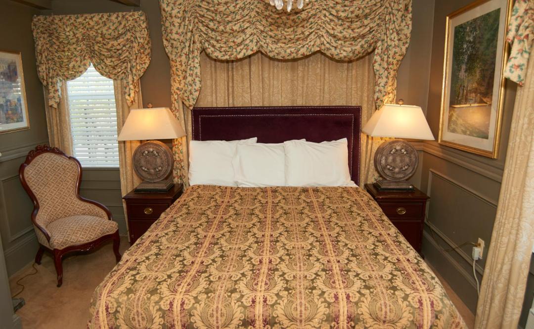 Photo of Bedroom in Top of the Hill
