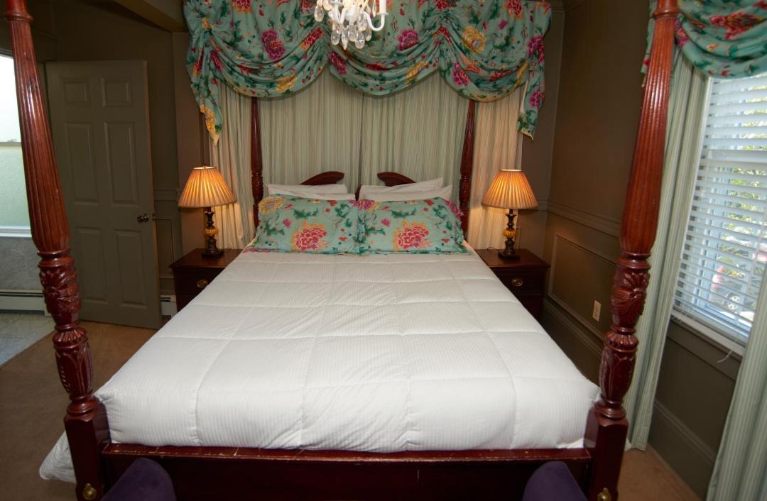 Photo of Bedroom in Top of the Hill