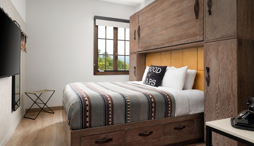 Room, 1 King Bed (Mobility/Hearing Access, Roll-in Shwr)