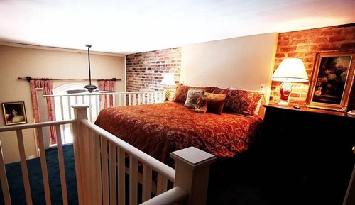Junior Studio Suite, 1 King Bed, Courtyard View