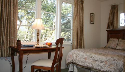 Room, 1 Queen Bed, Shared Bathroom (Cozy Room; No Television)