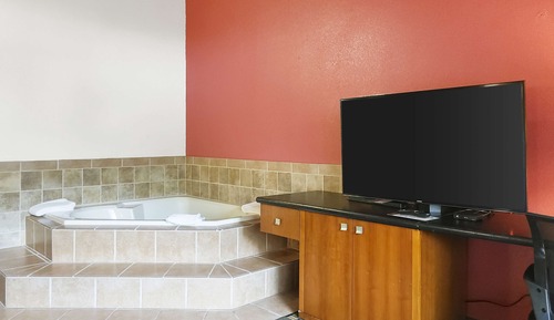 1 Deluxe King Jetted Tub