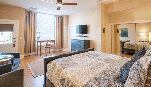 Deluxe King Studio with Kitchen (116B)