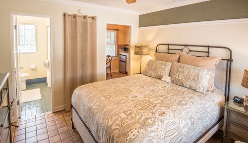 Standard Room, 1 Queen Bed, Kitchen (9)