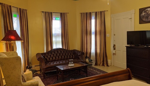 Deluxe Room, 1 Queen Bed, Private Bathroom