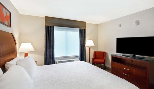 Suite, 1 King Bed, Accessible