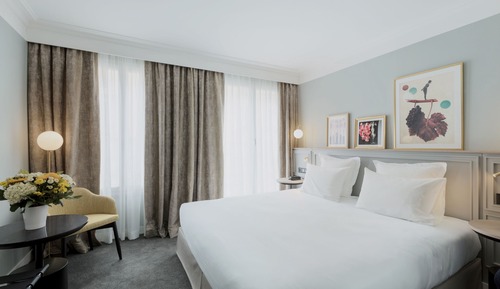 Superior Double Room, 1 Queen Bed, Courtyard View ,Between elevators