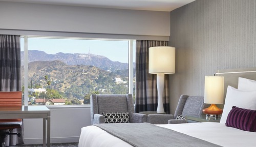 1 King Bed (Hollywood Sign View)