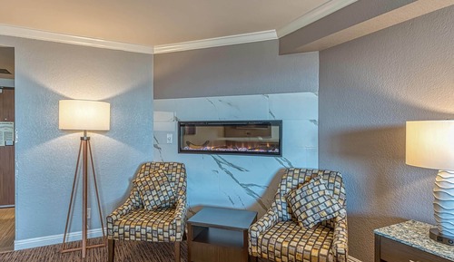 Deluxe Room, 1 King Bed, Non-Smoking, Fireplace, Balcony