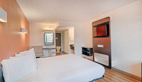 Standard Room, 1 Queen Bed, Non Smoking