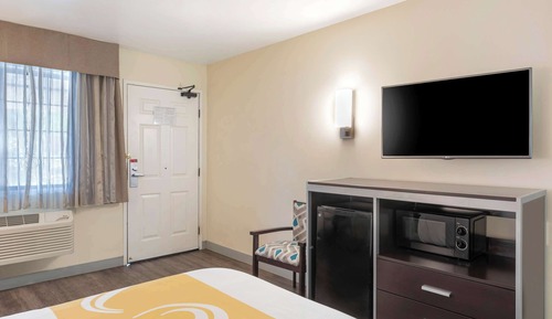 Standard Room, 1 Queen Bed, Accessible Tub, Non Smoking