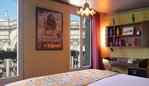 Large with Balcony and Paris view