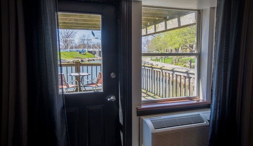 Signature Room, 1 King Bed, Patio, River View