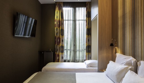 Triple Room - Complimentary soft minibar,courtesy tray, Chromecast and digital press