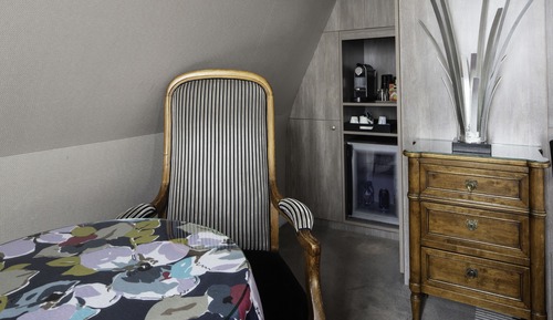 Single Room - Complimentary soft minibar,courtesy tray, Chromecast and digital press