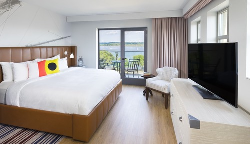 Suite, 1 King Bed, Balcony, Corner (Potomac River View)