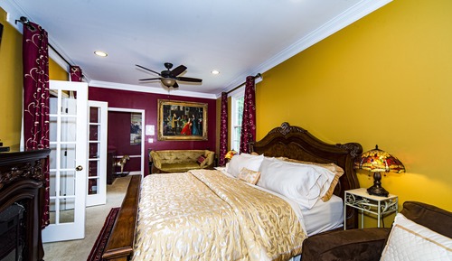 Luxury Suite, 1 King Bed, Jetted Tub, Garden View