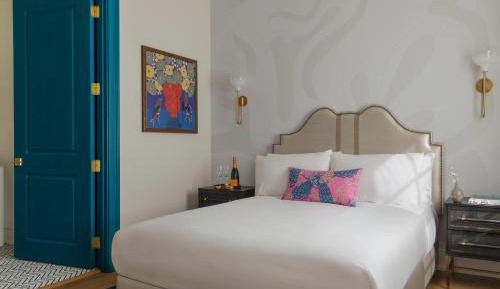 Deluxe Queen Room with Roll-In Shower - Mobility Accessible/Non-Smoking