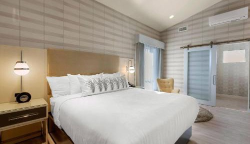 Deluxe Room, 1 King Bed, Balcony, Non Smoking