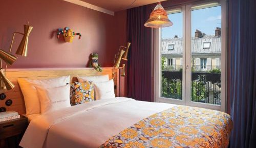 Medium Room with Balcony and Paris View