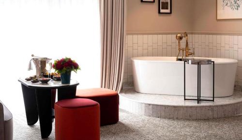 Honeymoon Suite with Round bed/Bathtub/Lounge Area - Grand Boulevard View