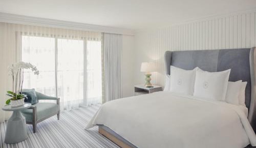 Corner One-Bedroom King Suite with Oceanfront 