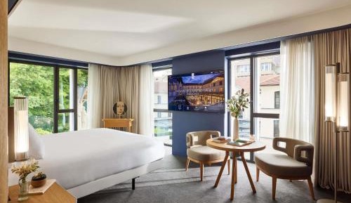 Junior Suite with Double Bed and Eiffel Tower View