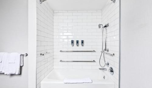 King Room with Adapted Tub - Mobility and Hearing Accessible
