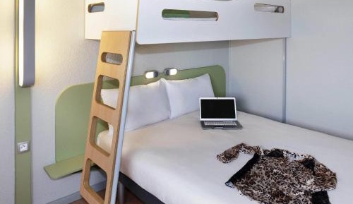 Standard Room with One Double Bed and One Single Bed