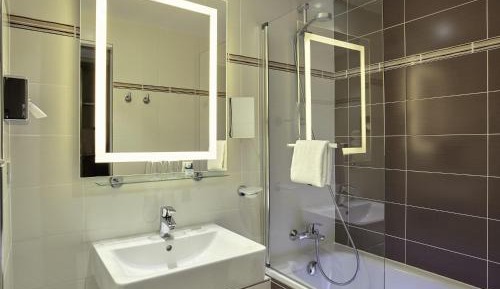 Classic Room with 1 double bed and twin beds