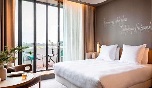Deluxe King Room - Balcony with Eiffel Tower View 