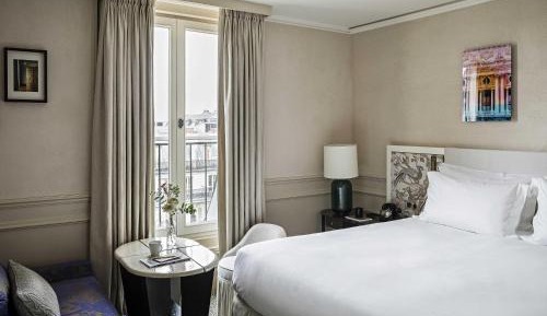 Superior Queen Room with One Queen Bed and Courtyard View