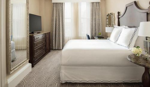 Deluxe Queen Room with Mobility Accessible Tub